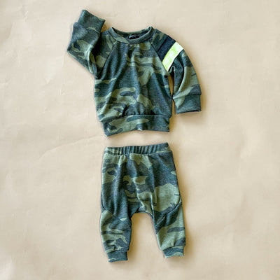 Camo baby set with 2 stripes on one sleeve